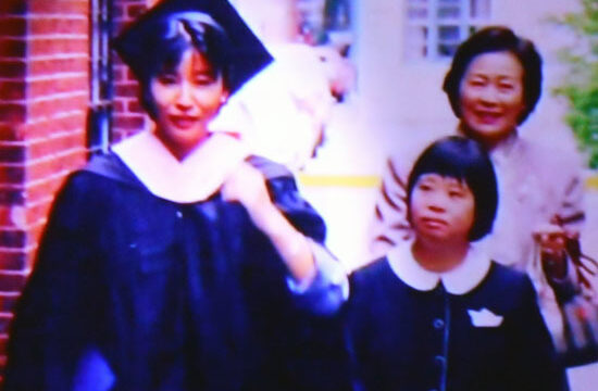 高嶋ちさ子卒業式に母と姉とともに映っている写真