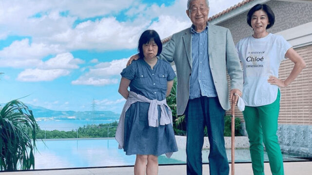 高嶋ちさ子姉と父とともに映っている写真