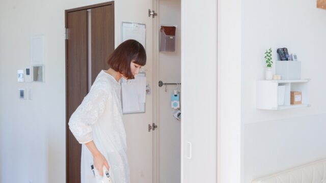 おさよさんが部屋を片づけている様子が映っている写真