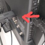 Amazonスティックをテレビに差し込んでいる様子を撮影した写真