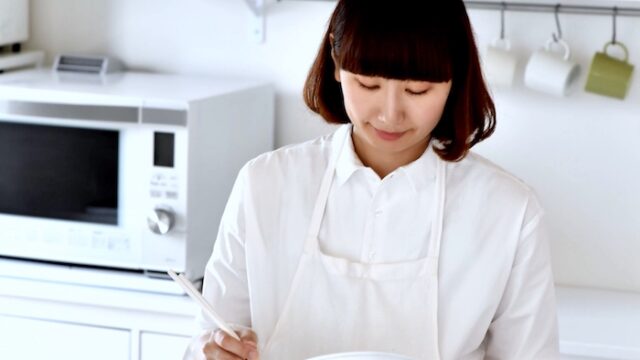 おさよさんが料理している様子が映っている写真