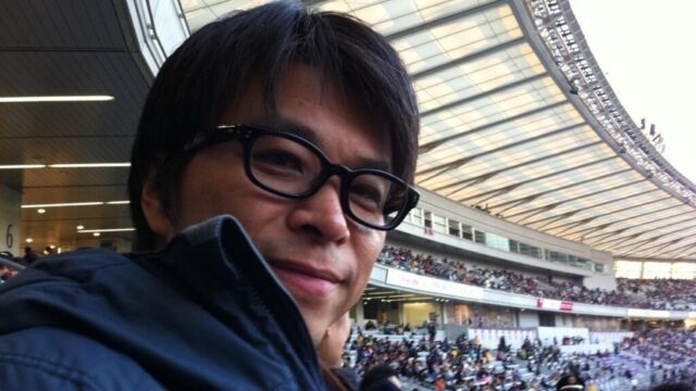 NHK武田真一アナウンサーがスタジアム内で写っている写真
