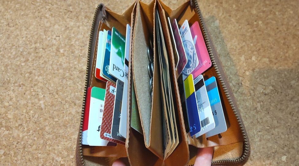 RUBATO&CO.のSMITH "カードが立つ" 日本製 栃木レザー 長財布は開けたら、お札も小銭もすぐに取り出せる構造になっていることがわかるよう撮影した写真