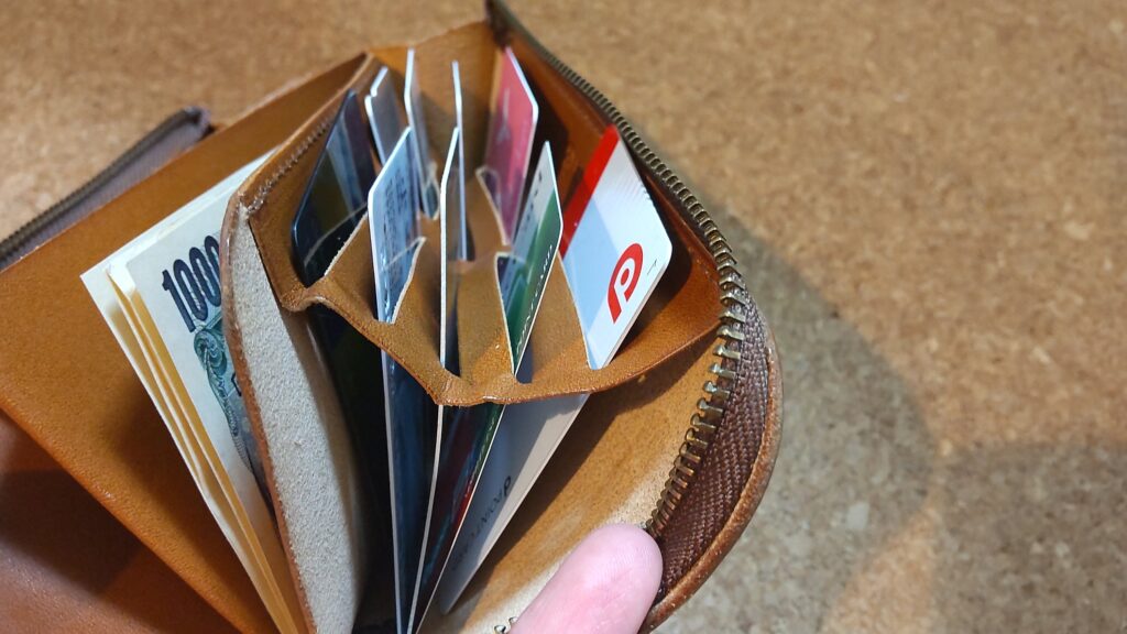 RUBATO&CO.のSMITH "カードが立つ" 日本製 栃木レザー 長財布を開けるとカード入れが縦向きに入れられるところを撮影した写真