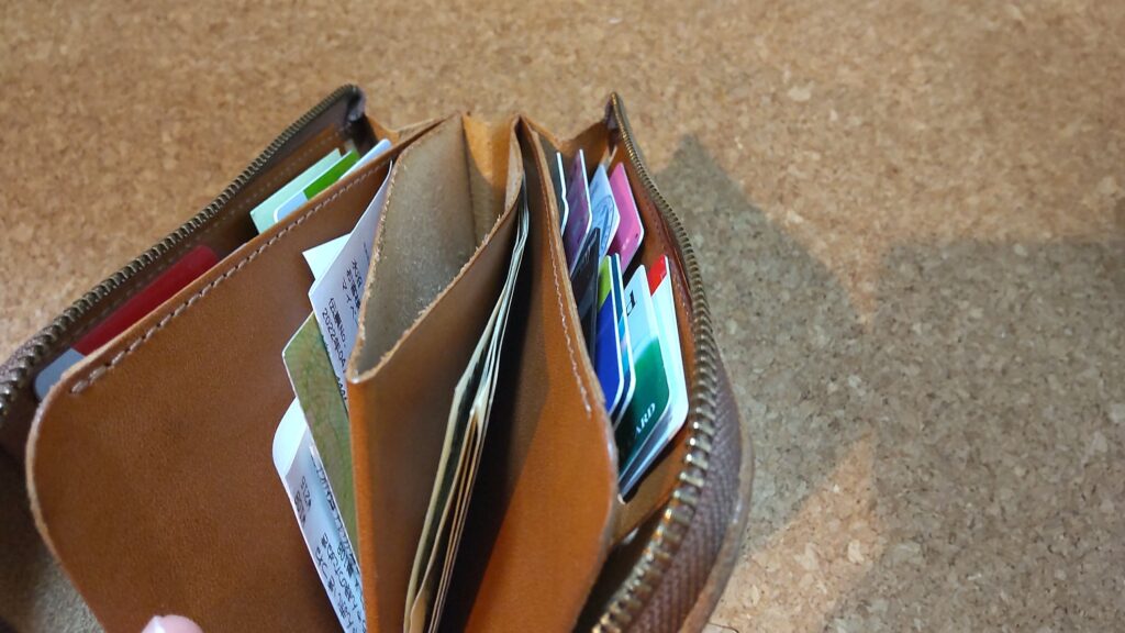 RUBATO&CO.のSMITH "カードが立つ" 日本製 栃木レザー 長財布を開けると左右にお札入れがあるので、やりくり財布としても使えるところを撮影した写真