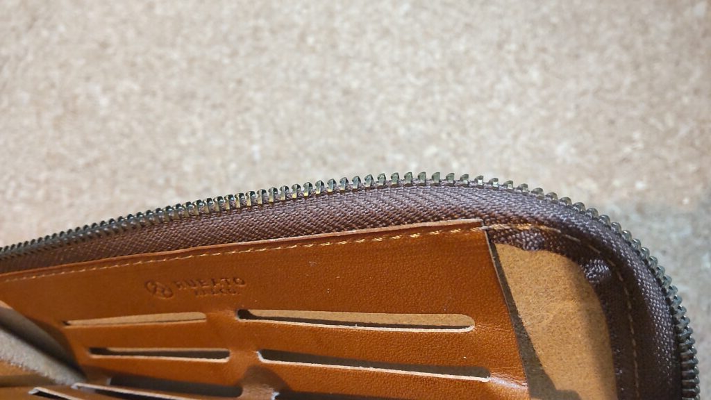 RUBATO&CO.のSMITH "カードが立つ" 日本製 栃木レザー 長財布は縫製が丁寧でほつれもないことがわかるよう撮影した写真