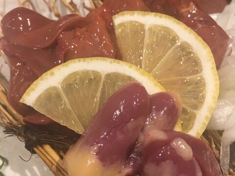 居酒屋縁の地頭鶏刺しが写っている写真