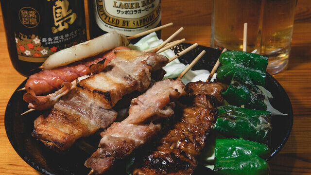 日吉丸（久留米駅）の焼き鳥とお酒が写っている写真