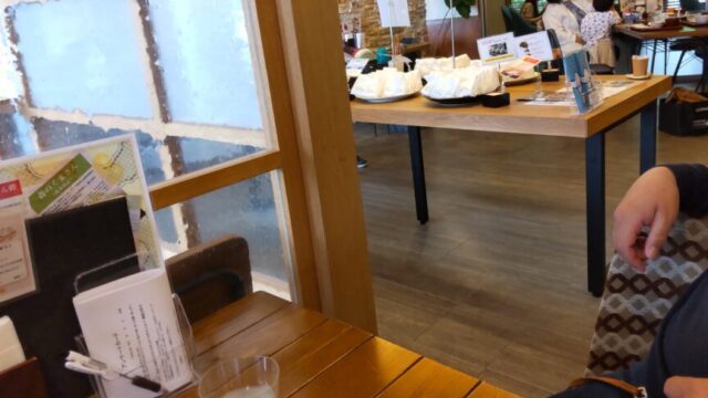 ふくカフェ　中央テーブルにおかわり用のおむすびが置いてある様子を撮影した写真