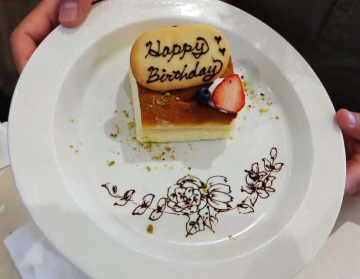 三井港俱楽部で誕生日ケーキのサプライズプレゼントしてもらった物を写した写真