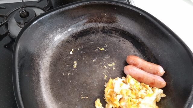 鉄フライパンの油ならしに失敗して、卵がくっつくところを写した写真
