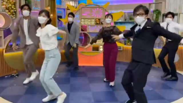 大阪放送局メンバーで全力でダンスを踊っている様子。武田真一アナは病気には見えない様子。